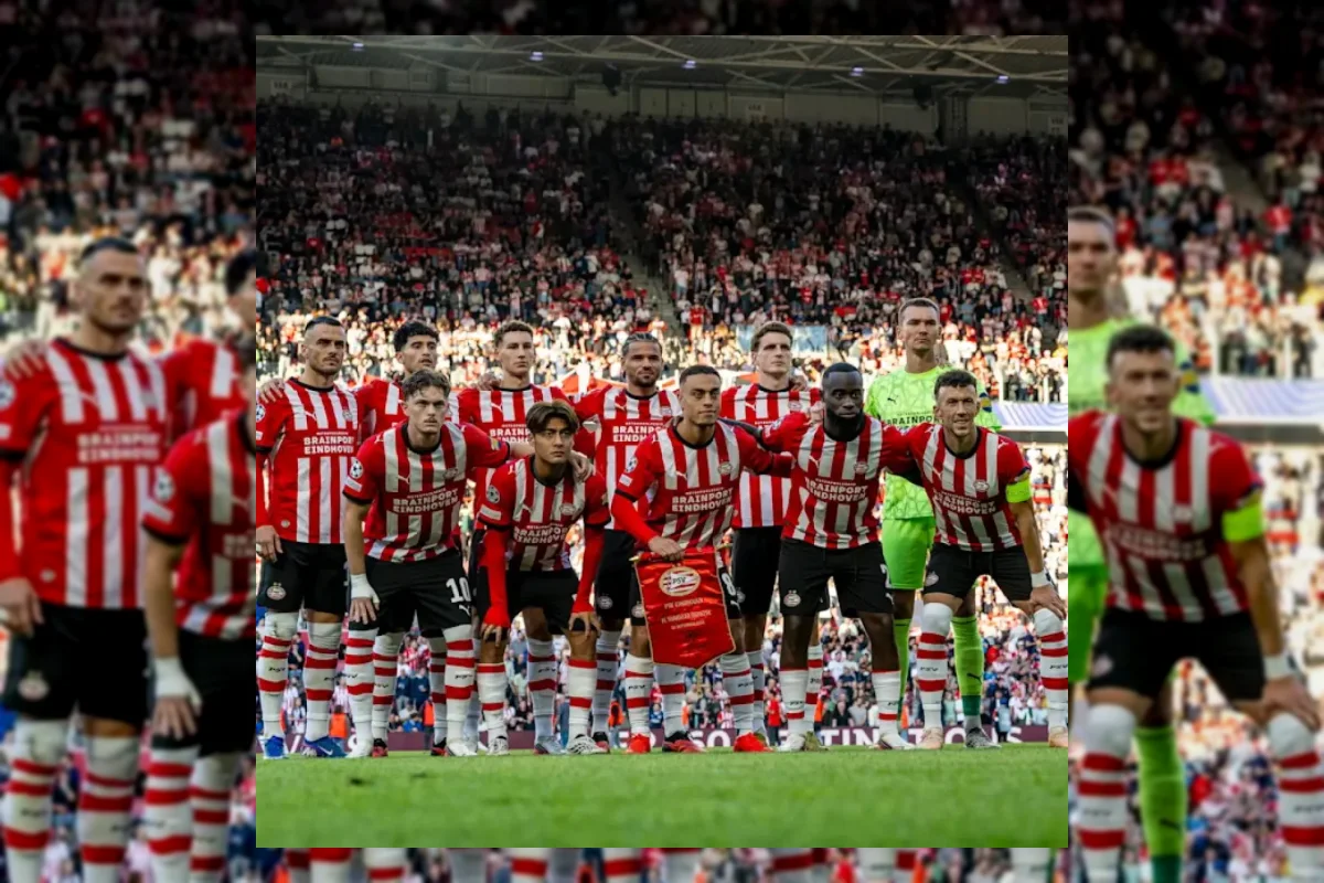 Pemain PSV Eindhoven berduel dalam pertandingan Eredivisie melawan Heerenveen