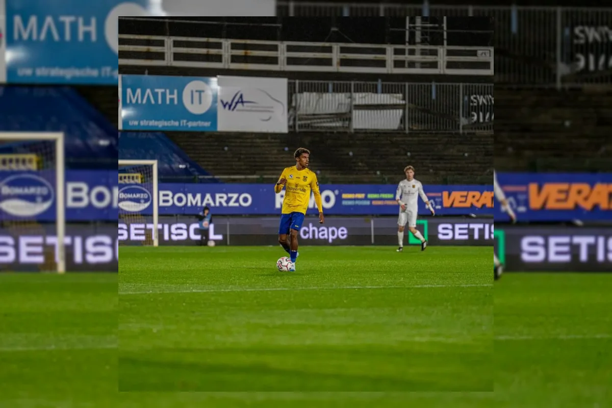 Pertandingan sepak bola antara SK Beveren dan Lommel di Freethiel