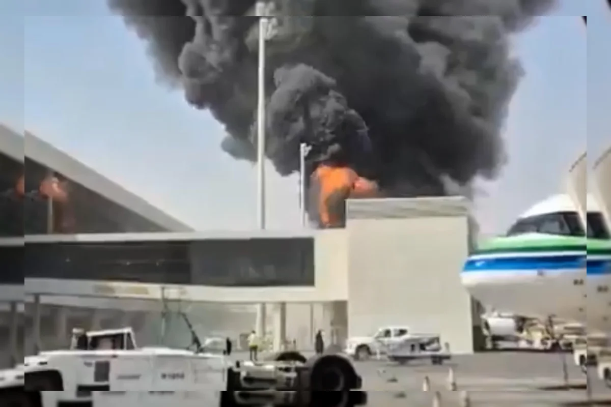 Asap membubung dari Bandara Internasional King Khalid di Riyadh, Arab Saudi