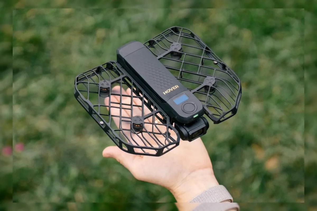Drone kamera non-DJI terbang di langit terbuka