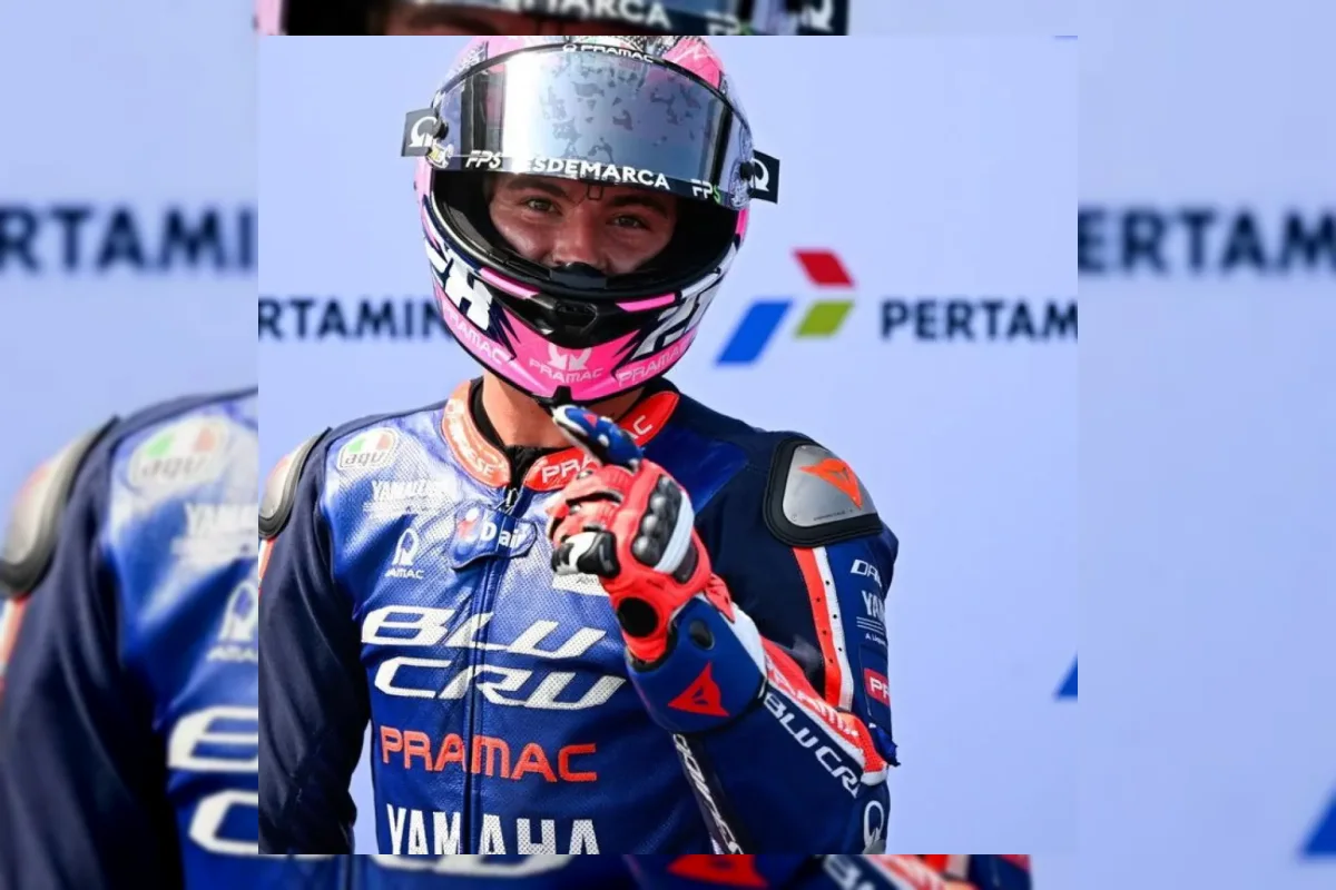 Pembalap Moto2 Izan Guevara merayakan pole position di Sirkuit Mandalika