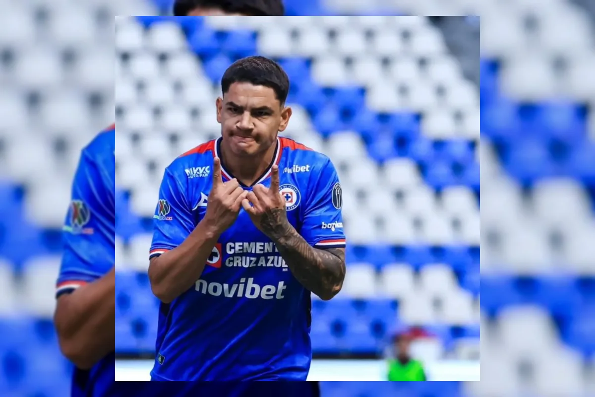 Pertandingan Pumas UNAM melawan Cruz Azul di Estadio Olímpico Universitario