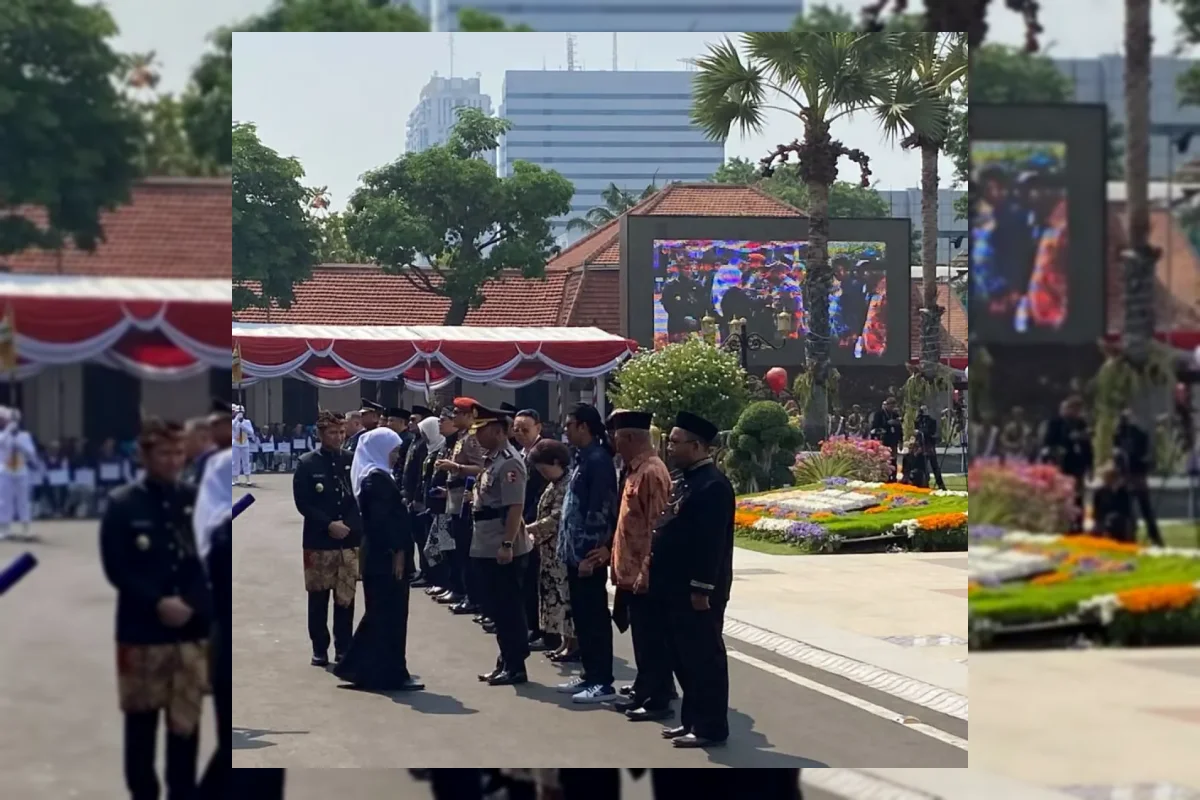 Gubernur Jawa Timur Khofifah Indar Parawansa saat menyerahkan lencana kehormatan