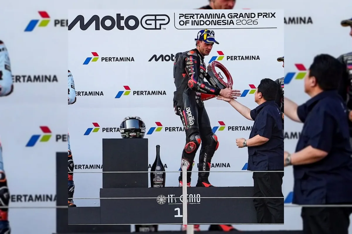 Erick Thohir menyerahkan trofi MotoGP Mandalika 2026 kepada Marco Bezzecchi