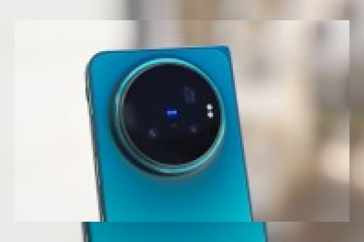 vivo X Fold6 Nebula Teal dengan layar lipat dan casing senada