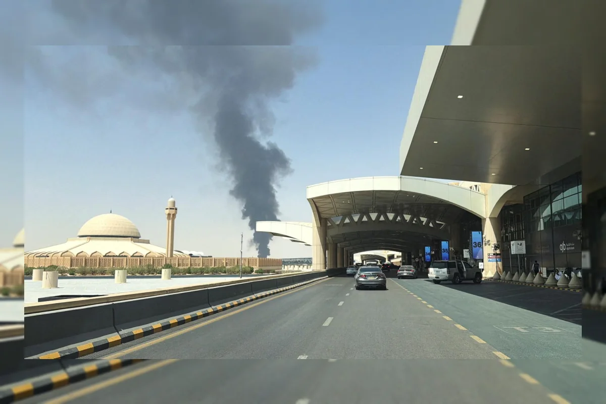 Asap hitam membubung dari depot bahan bakar di Bandara Internasional King Khalid, Riyadh, Arab Saudi