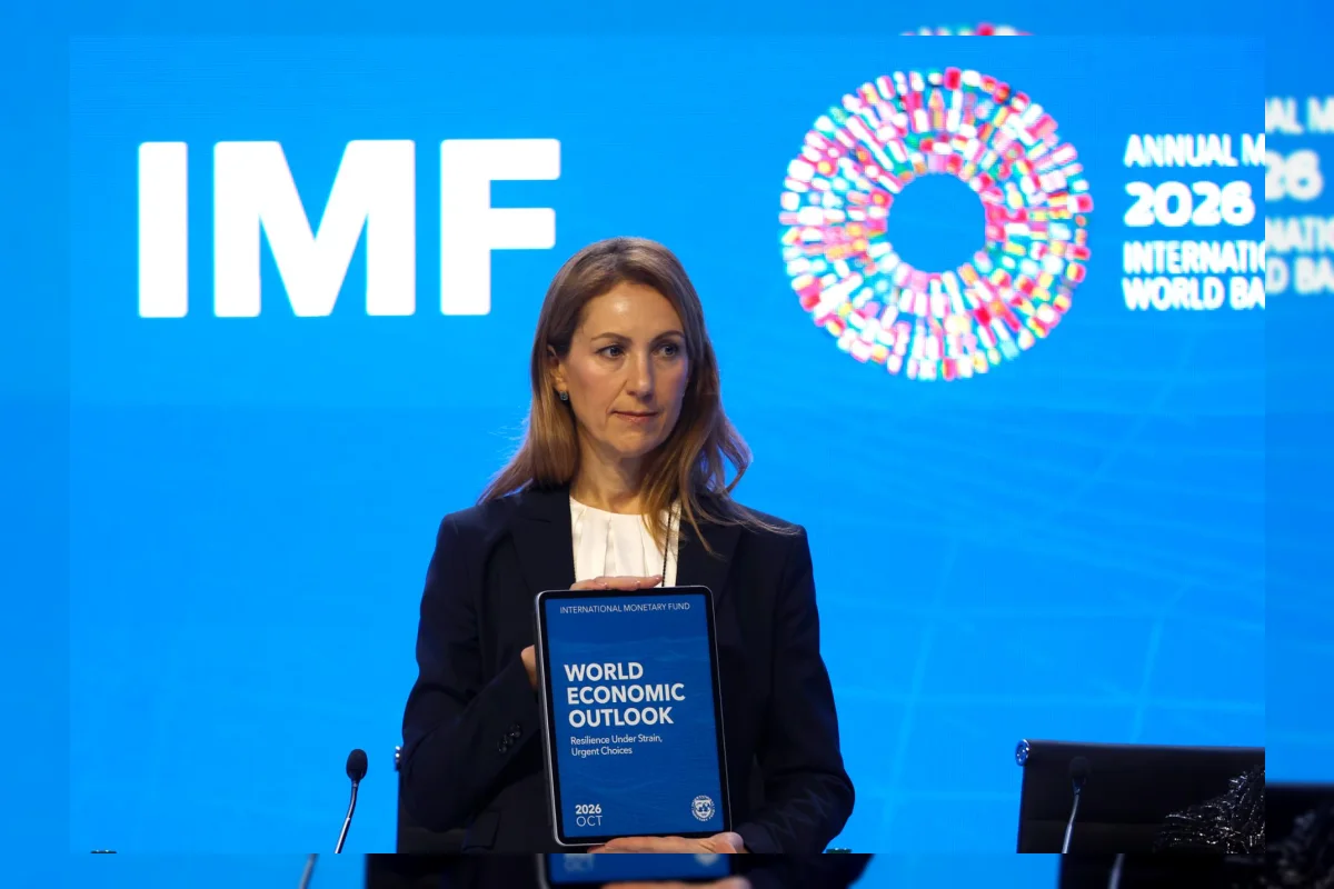 Direktur Riset IMF Silvana Tenreyro memaparkan World Economic Outlook di Bangkok