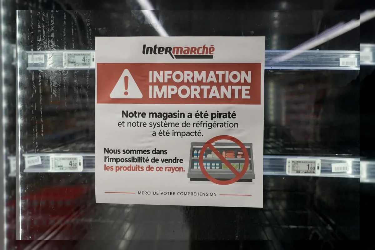 Rak pendingin supermarket yang kosong setelah serangan siber di Prancis