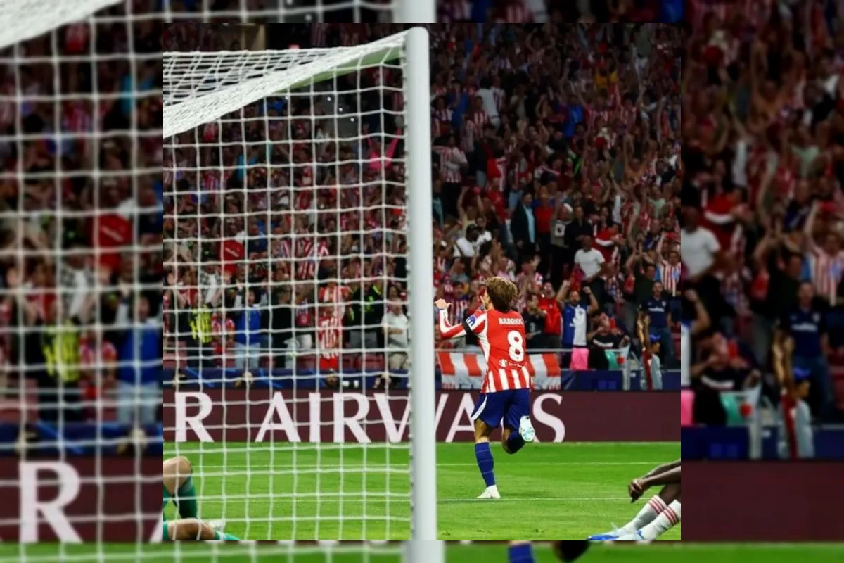 Pemain Atletico Madrid dan Manchester United berduel dalam pertandingan
