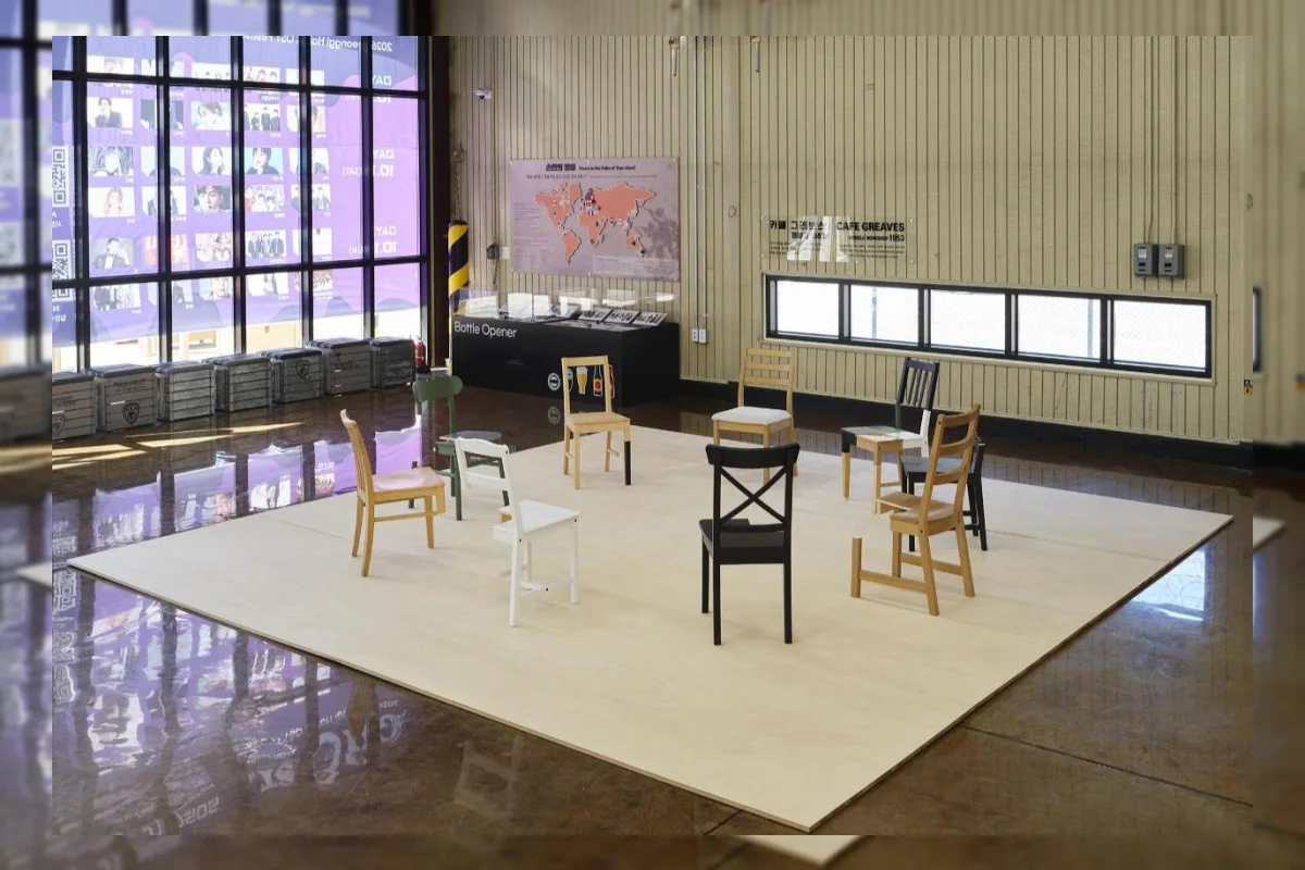 Pameran seni DMZ Open Exhibition: Staging di Camp Greaves, Paju, menampilkan karya tentang perbatasan Korea.