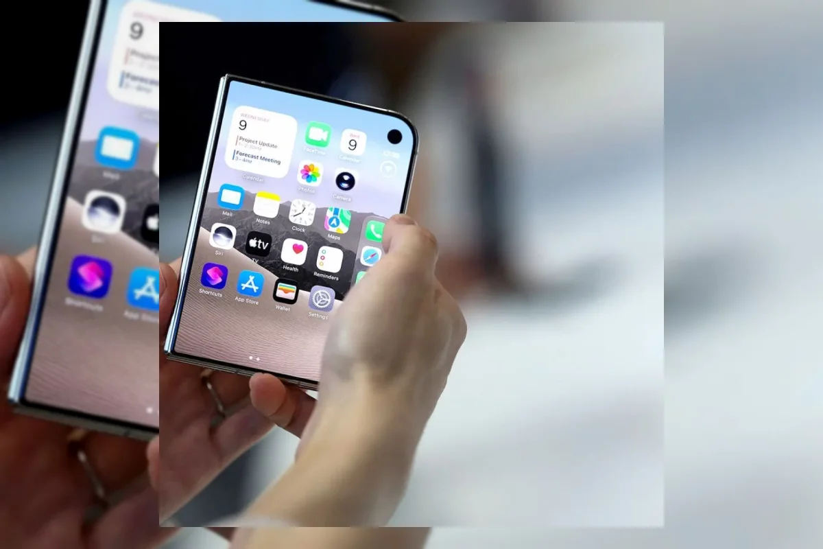 Ilustrasi smartphone lipat iPhone Duo milik Apple