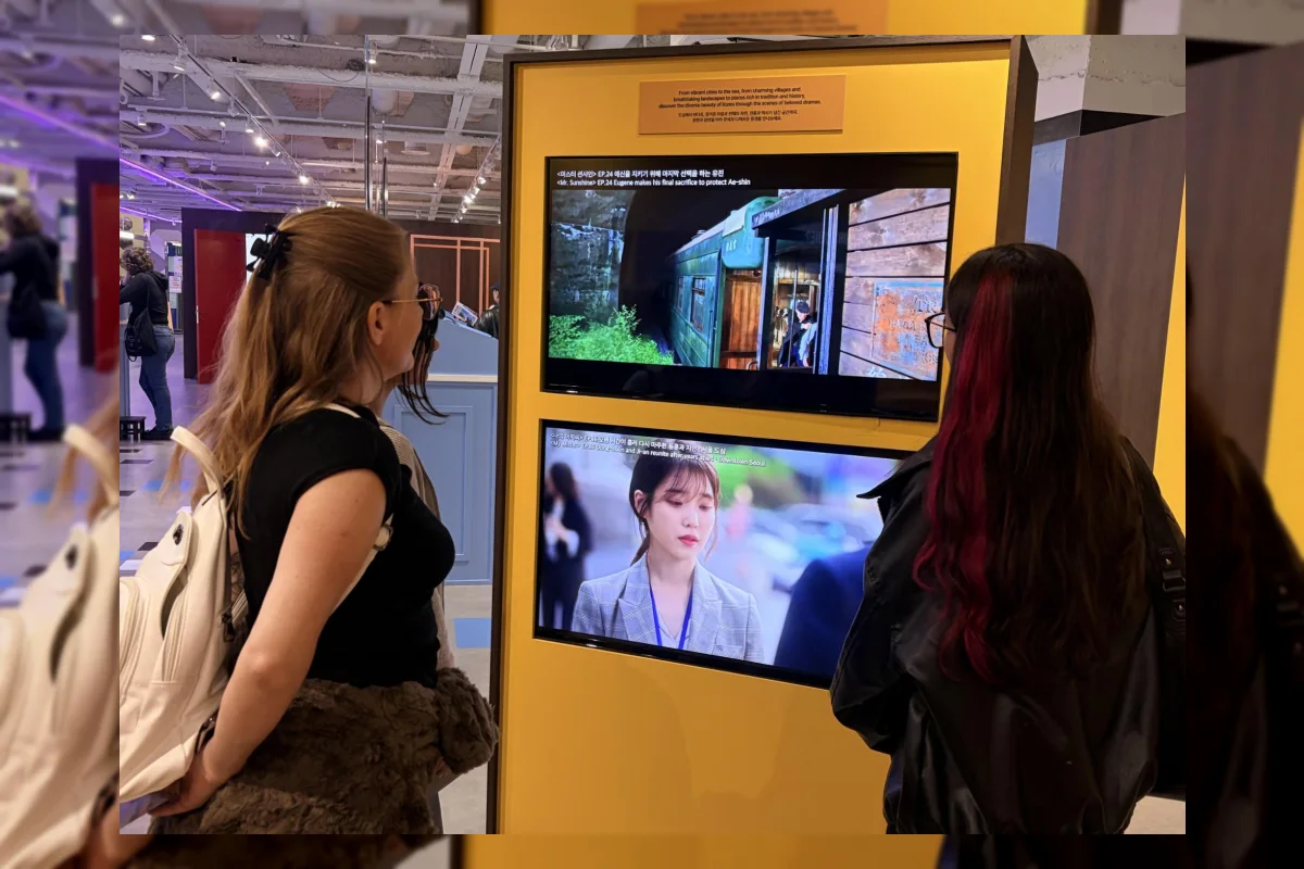 Pengunjung melihat pameran K-Drama Exhibition: Scenes to Destinations di HiKR Ground, Seoul
