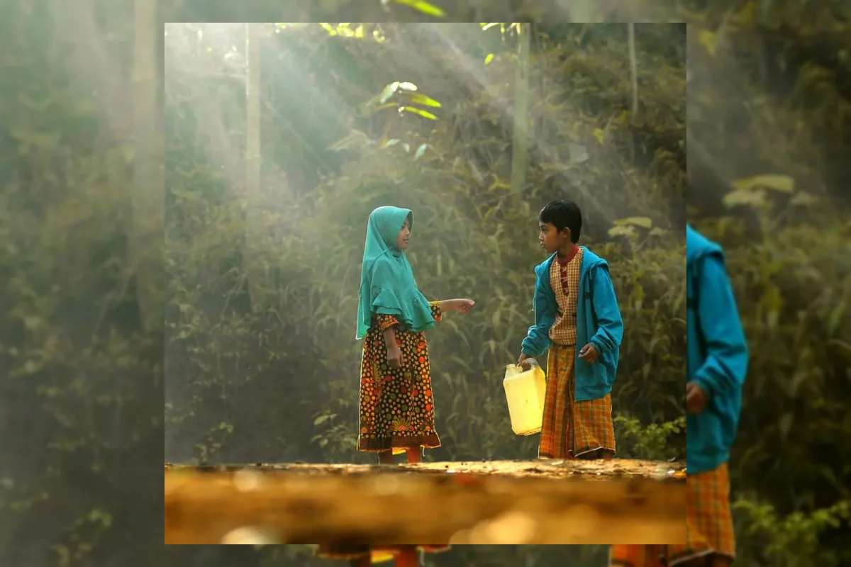Anak perempuan mengurus adik dan pekerjaan rumah