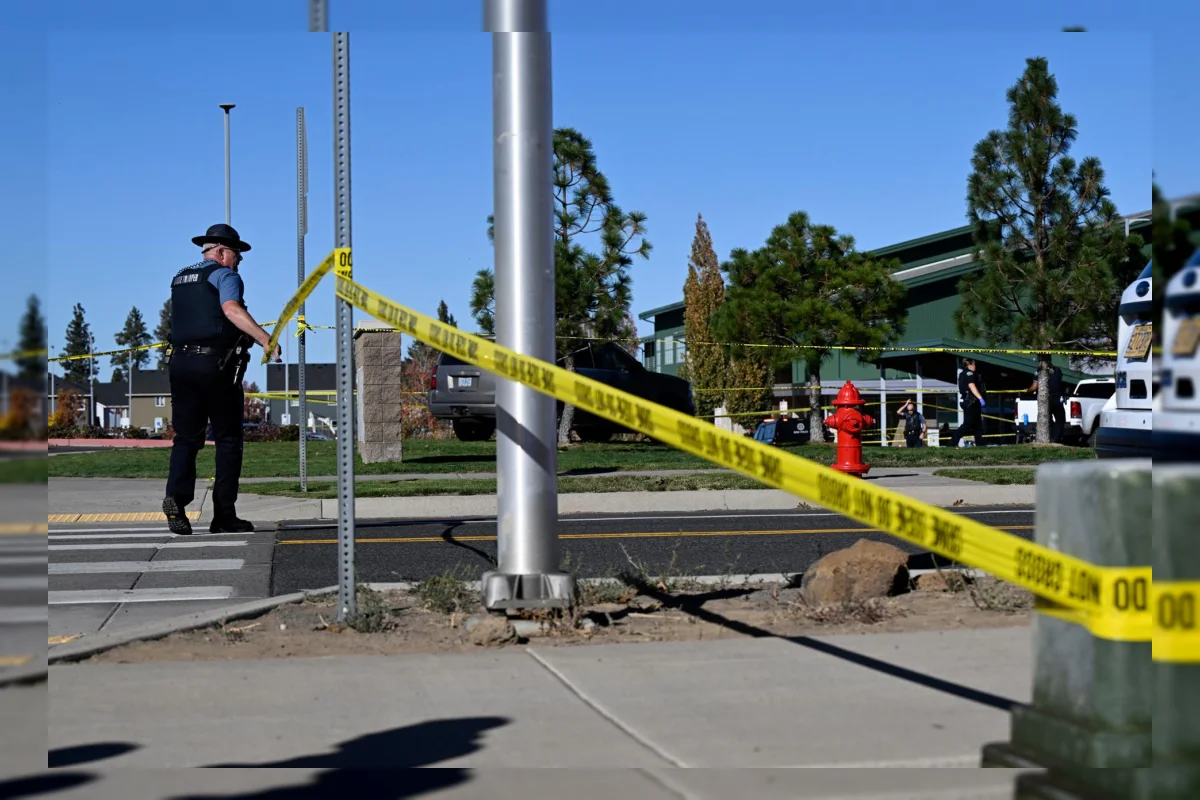 Garis polisi di luar Silver Rail Elementary School di Bend, Oregon, setelah penembakan.