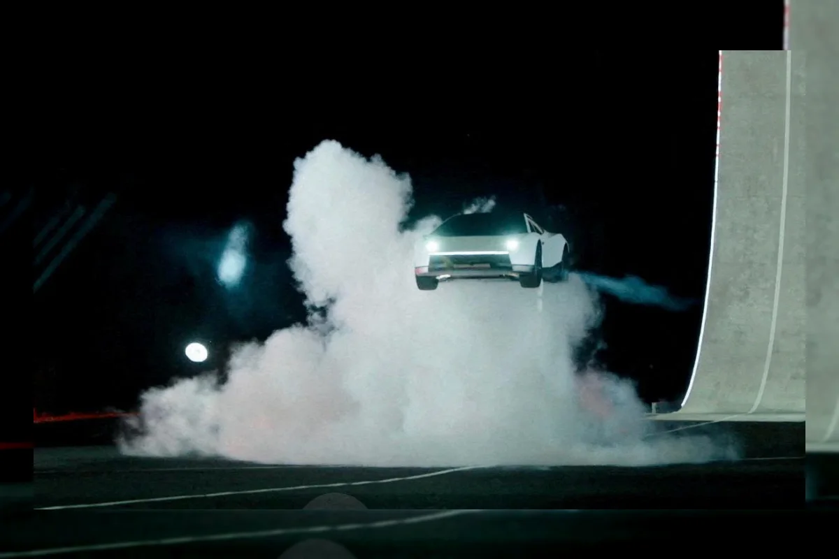 Tesla Roadster baru berthruster SpaceX saat peluncuran di Texas