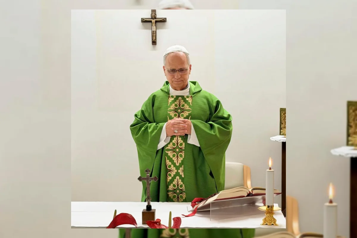 Paus Leo XIV berdiri di altar dengan pakaian hijau saat memimpin misa di kapel darurat Rumah Sakit Gemelli