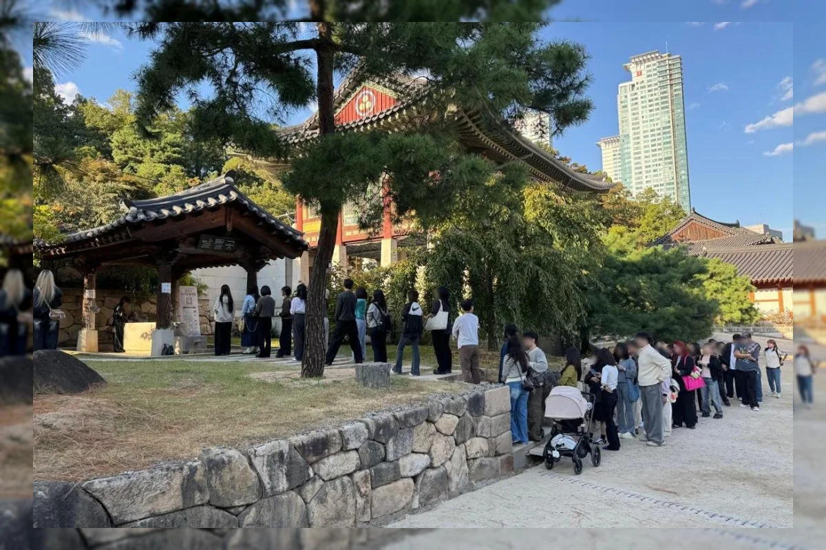 Pengunjung muda berdoa di Bongeun Temple, Gangnam, Seoul