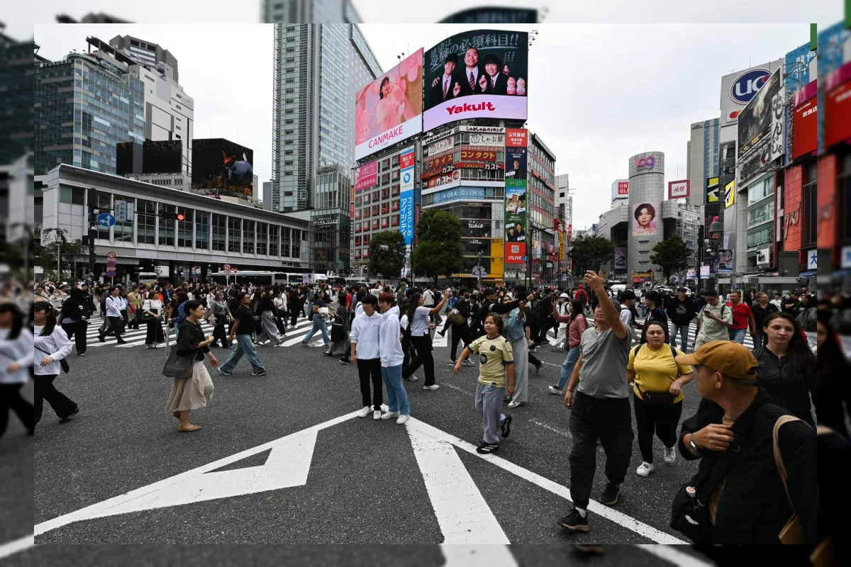 Suasana pejalan kaki di persimpangan Shibuya, Tokyo, Jepang
