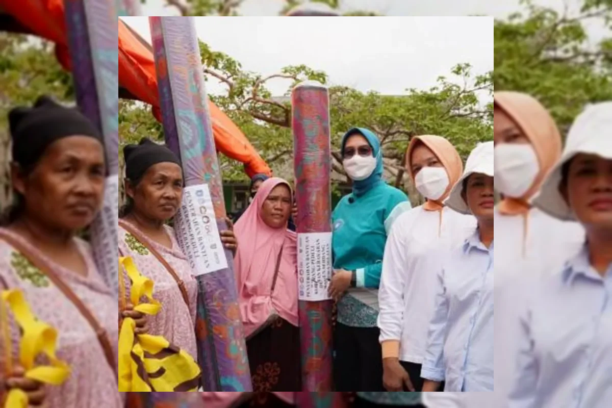 Ketua TP-PKK Babel Noni Hidayat Arsani menyerahkan paket perlengkapan rumah tangga kepada korban kebakaran di posko pengungsian