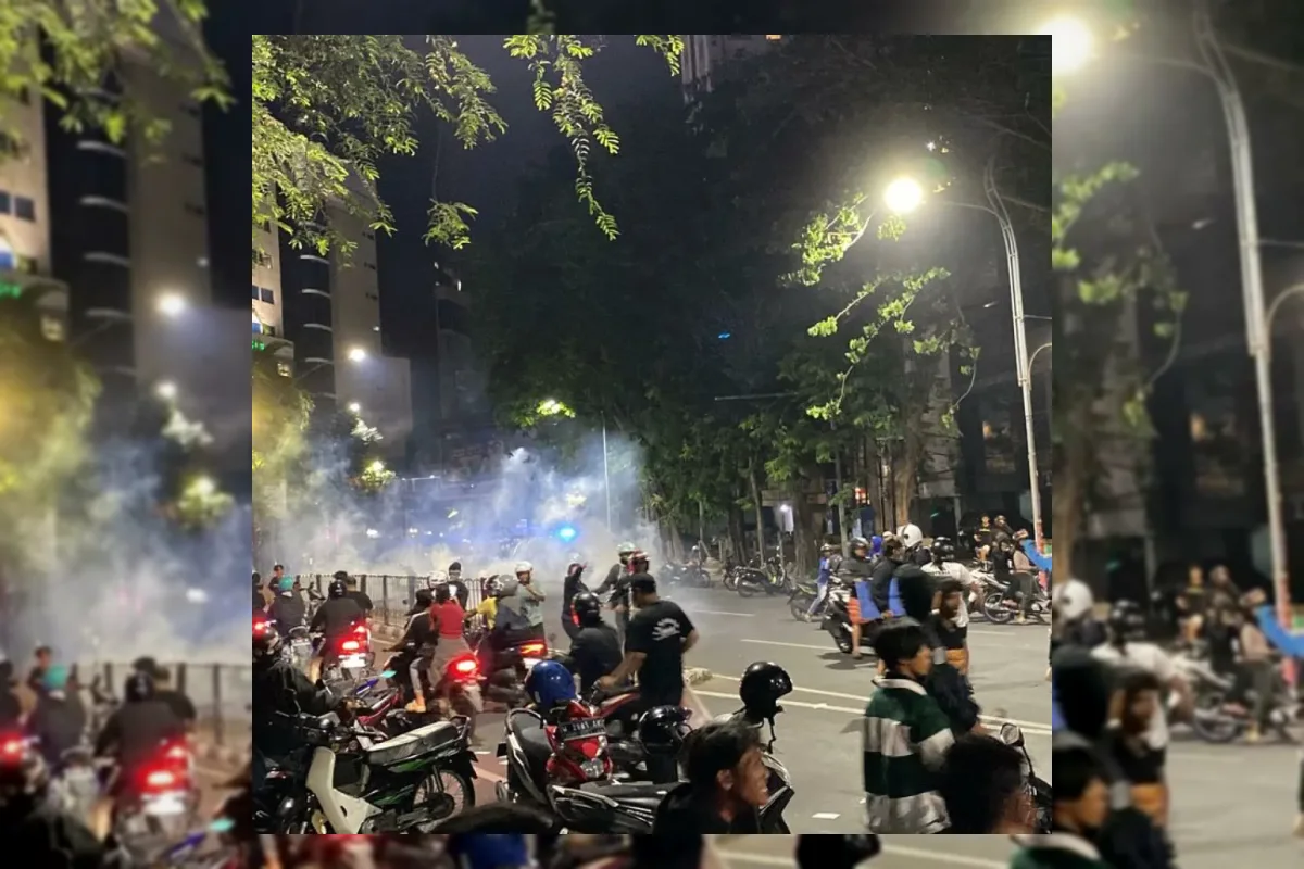 Petugas mengatur arus lalu lintas di Jakarta
