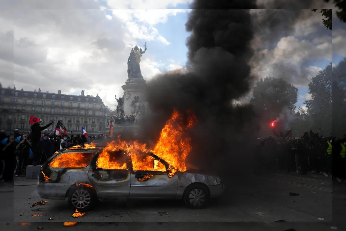 Petugas kepolisian berjaga di jalan kota Paris setelah kerusuhan dan pemberlakuan jam malam