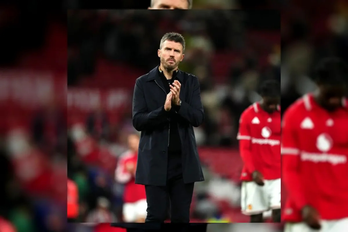 Michael Carrick memberikan instruksi kepada pemain Manchester United