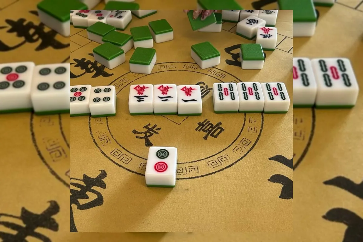 Ilustrasi ubin mahjong dan perencanaan keuangan