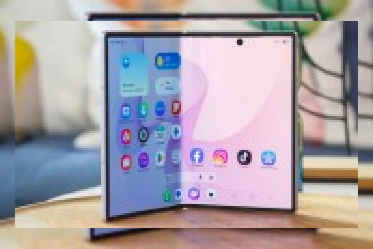 Ilustrasi Samsung Galaxy Z Fold8 sebagai pesaing iPhone Duo