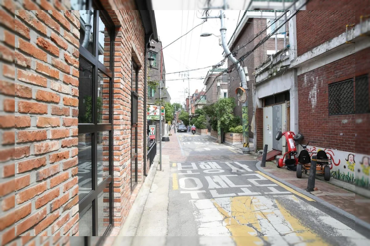 Bangunan bata merah dan jalan sempit di kawasan Seongsu-dong, Seoul
