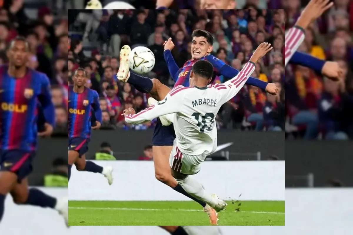 Pemain Barcelona dan Manchester City beraksi di lapangan