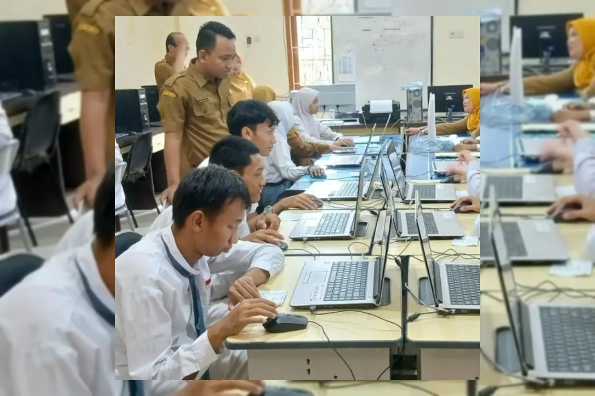 Sejumlah siswa SMA mengerjakan Tes Kemampuan Akademik di ruang kelas