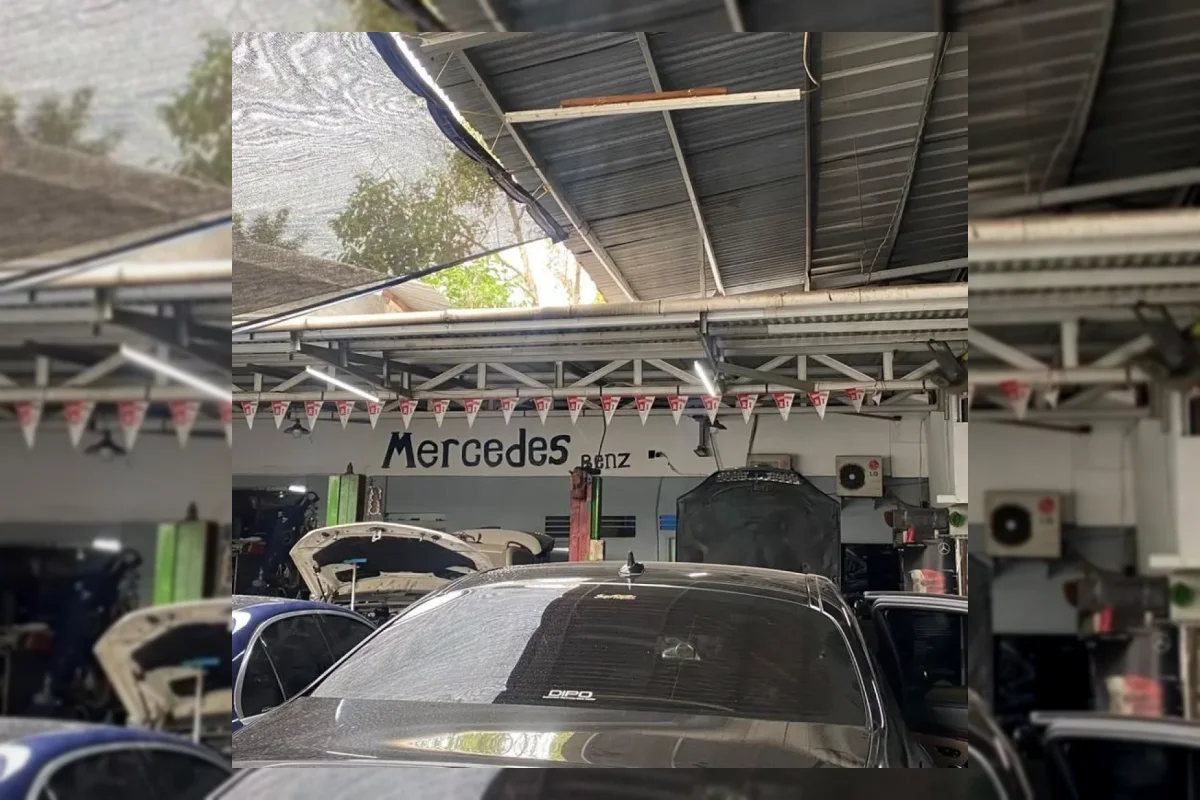 Ilustrasi pemeriksaan Mercedes-Benz bekas di bengkel spesialis