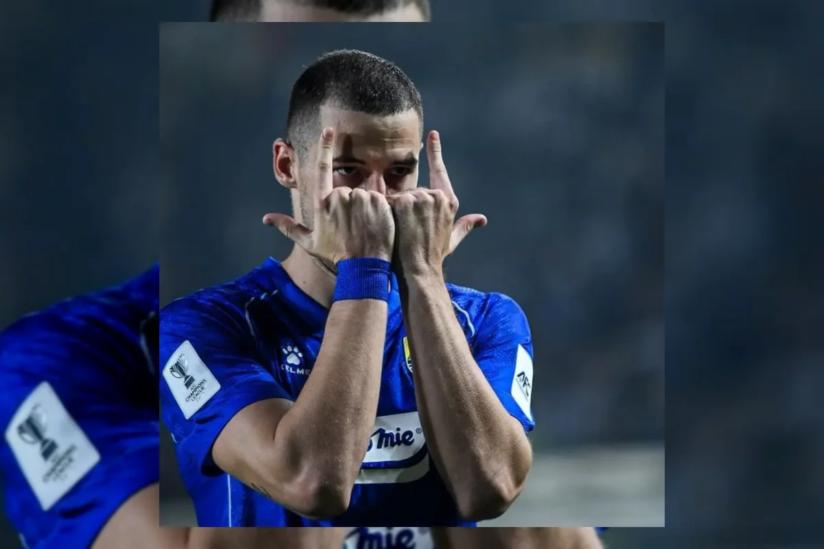 Pemain Persib Bandung merayakan gol ke gawang Melbourne Victory di Stadion Si Jalak Harupat