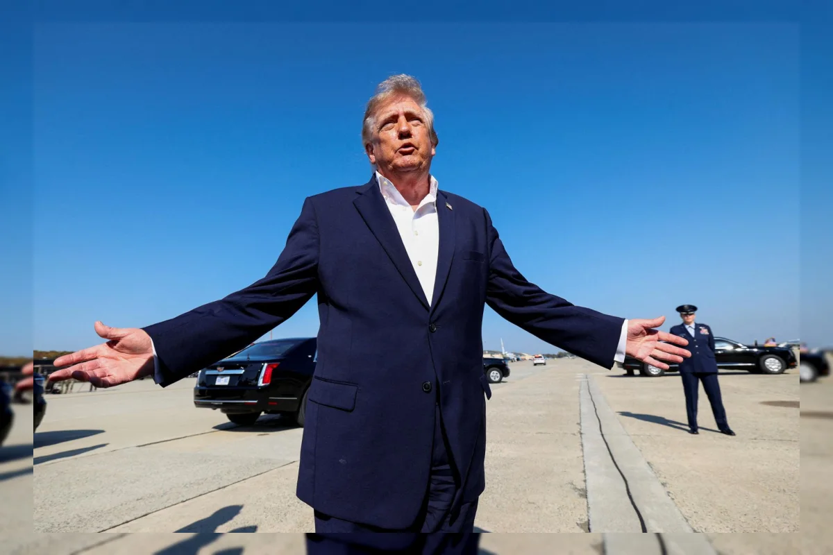 Presiden Amerika Serikat Donald Trump saat berbicara kepada wartawan