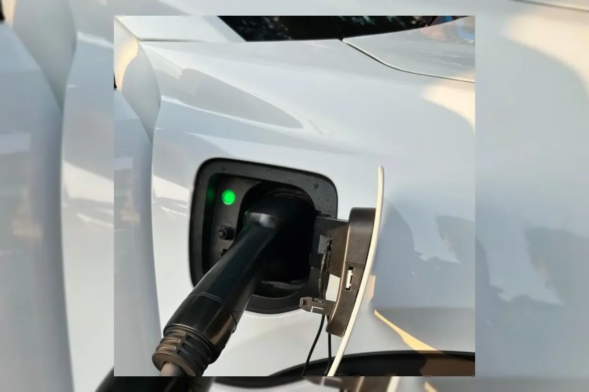 Ilustrasi kerja sama Pertamina, Len, dan PLN membangun ekosistem motor listrik