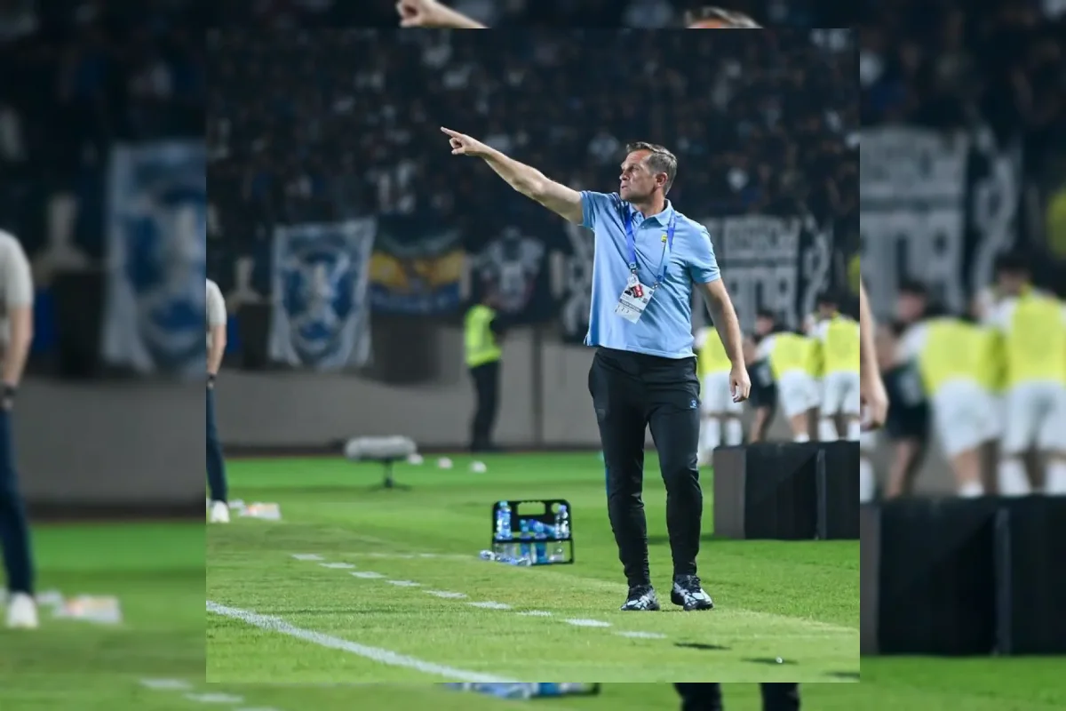 Pelatih Persib Bandung Igor Tolic saat memimpin tim dari pinggir lapangan