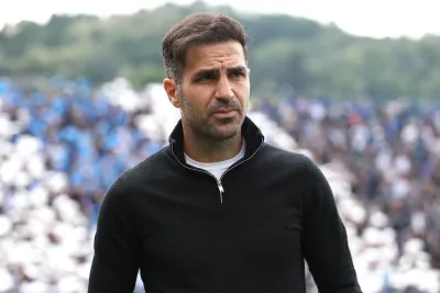 Untuk Suporter yang Bertahan di Masa Sulit: Como Gilas Man United 4-1, Fabregas Terharu