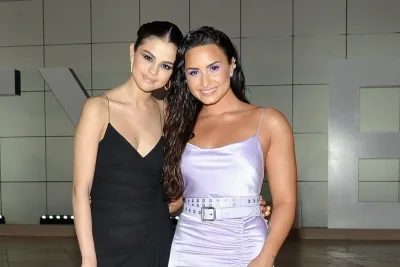 17 Tahun Berlalu, Selena Gomez dan Demi Lovato Tiru Lagi Pose Poster Princess Protection Program