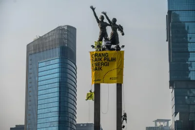 Panjat Tugu Selamat Datang Sejak Subuh, Aksi Greenpeace di Bundaran HI Berakhir dengan Spanduk Disita Polisi
