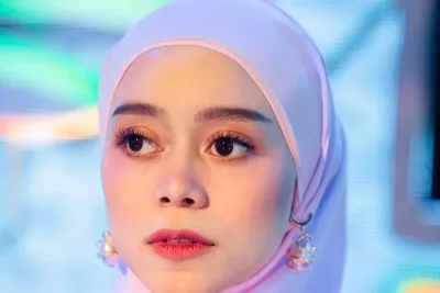 Di Pemakaman, Lesti Kejora Menangis hingga Berusaha Mengelus Nisan Kakeknya yang Baru Berpulang
