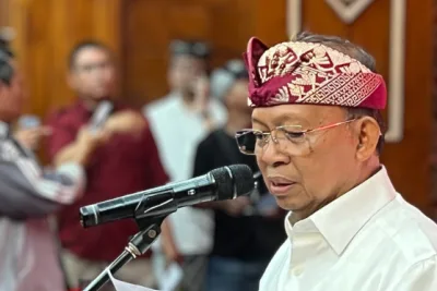 Viral Aksi Gubernur Bali I Wayan Koster Minta Warga Diam Saat Ditanya Soal Lapangan Kerja, Netizen Murka: Ini Kronologi Lengkap dan Analisis Dampaknya