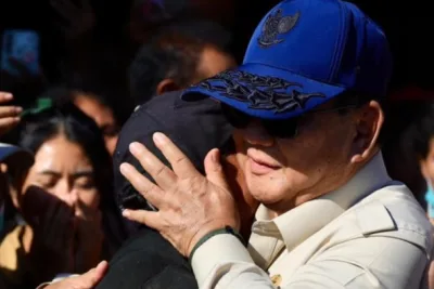 Menyapa dari Hati ke Hati: Momen Haru Presiden Prabowo di Tengah Pengungsi Nagekeo dan Janji Negara yang Hadir