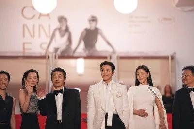 Cannes Beri Standing Ovation untuk Film Zombie Korea ‘Colony’