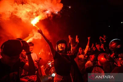 Konvoi Juara: Ribuan Bobotoh Padati Bandung, Jembatan Pasupati Membiru