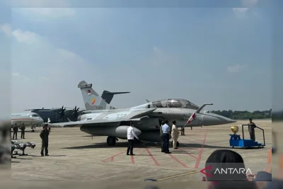 Prabowo Serahkan Kunci Pesawat Tempur Rafale kepada Panglima TNI