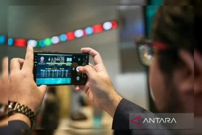 IHSG Ditutup Melemah, Investor Beralih ke Aset Aman