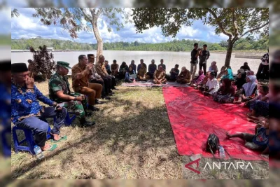 Pemkab Merangin Salurkan Bansos dan Listrik untuk Suku Anak Dalam