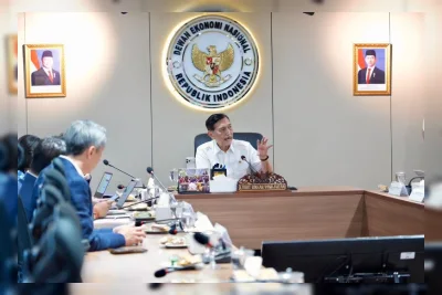 Luhut Bahas Reformasi Pasar Modal dan Keuangan dengan Petinggi OJK