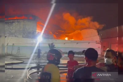 Kebakaran Gudang Plastik di Kapuk Jakbar Belum Padam Hingga Malam Hari