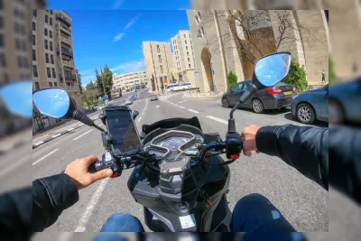 Cara Aman Meletakkan Ponsel pada Setang Motor dengan Holder HP